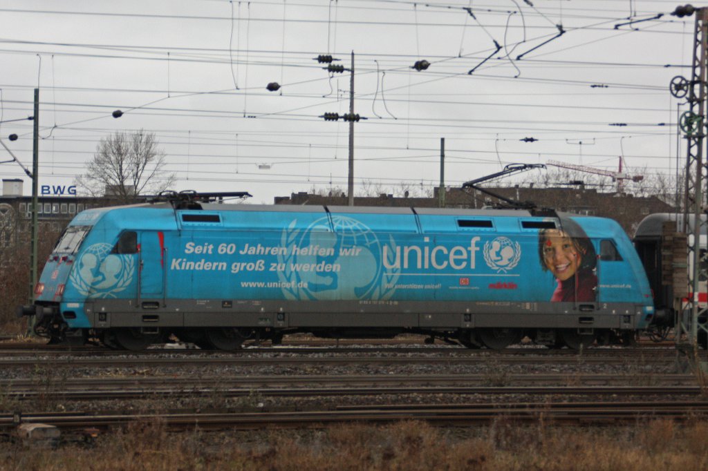 101 016  Unicef am 12.12.10 bei der Ausfahrt in Duisburg Hbf