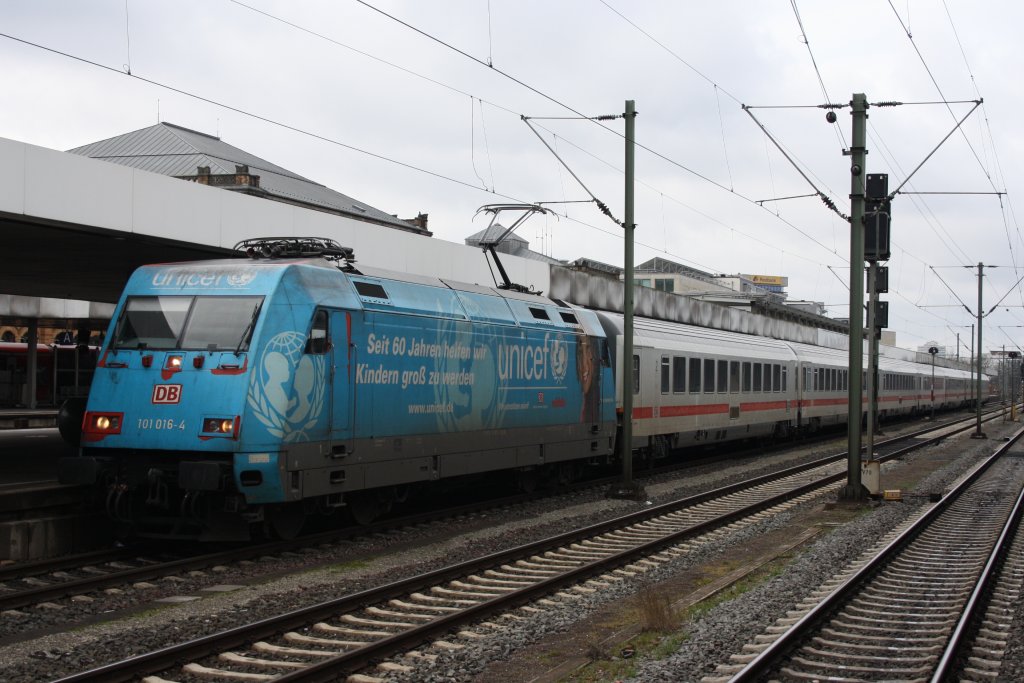 101 016 zog am 21.03.2010 den IC 2375 von Hamburg Altona nach Karlsruhe hier beim Halt in Hannover HBF um 13:57