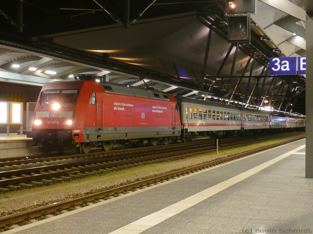 101 017-2 ist ca. 30 Minuten verspätet mit ihrem D 61458 aus Prag in Erfurt Hbf eingetroffen. (12.06.2010)