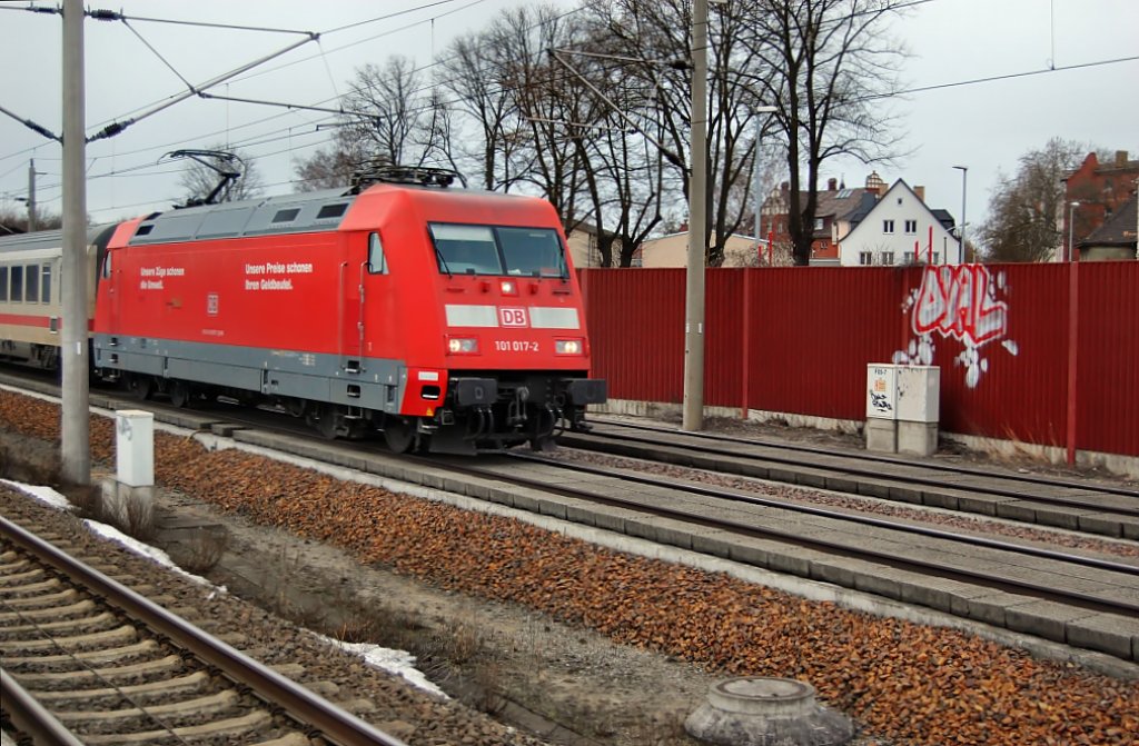 101 017-2 mit einem IC bei der Fahrt durch Rathenow in Richtung Berlin. 27.02.2010
