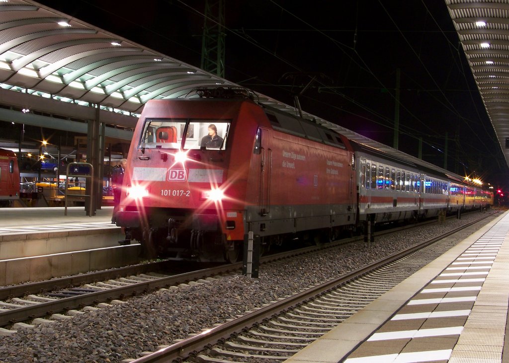 101 017-2 steht mit dem IC 2282 Saarbrcken - Kassel-Wilhelmshhe am 19.11.2011 in Kaiserslautern