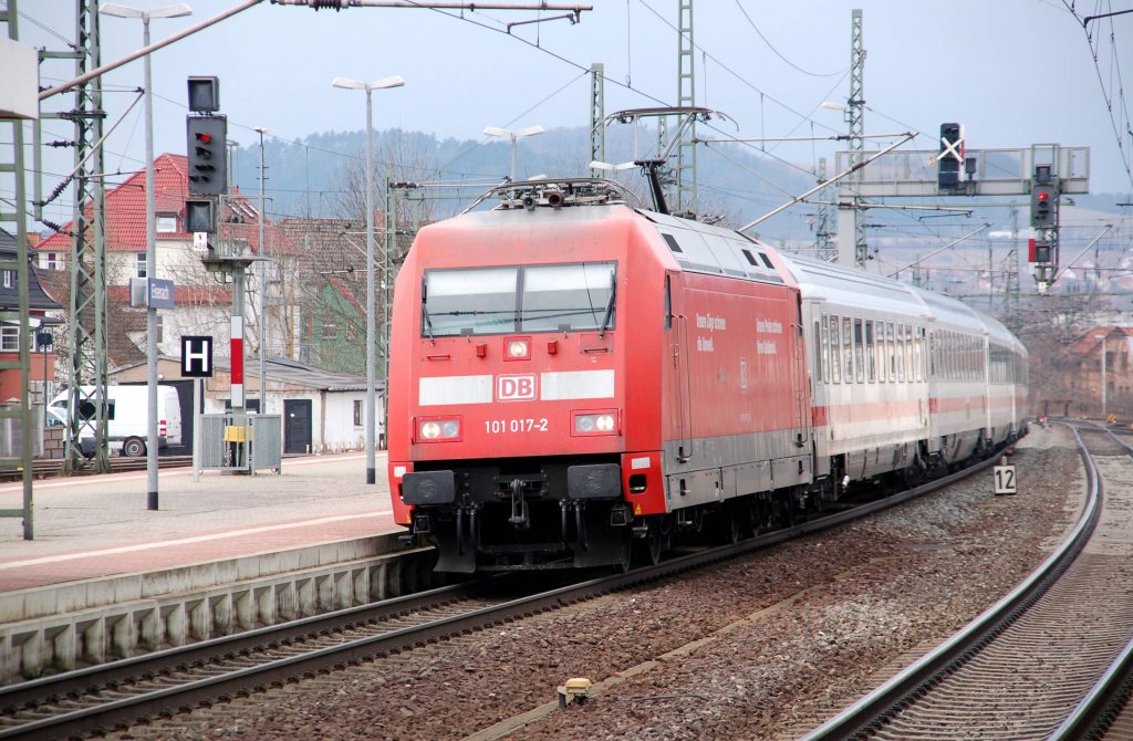 101 017 erreicht am 20.03.10 mit IC 2257 den Bahnhof Eisenach.