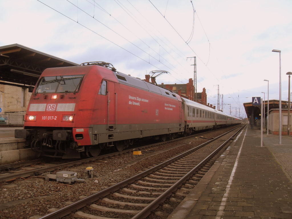 101 017 war am 26.12.2011 am IC 142 in Richtung Schipol unterwegs um 15:34Uhr in Stendal.