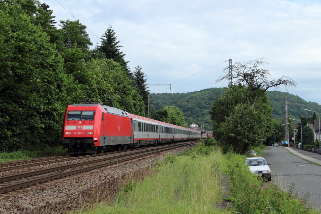 101 018-0 mit dem IC 119 (Mnster(Westf) - Innsbruck) in Oberwinter am 23.06.2012