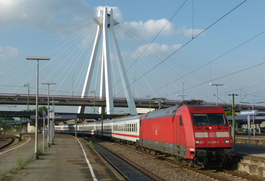 101 018-0 steht mit dem IC 2285 Frankfurt (Main) - Karlsruhe am 07.05.2012 in Ludwigshafen (Rhein) Hbf