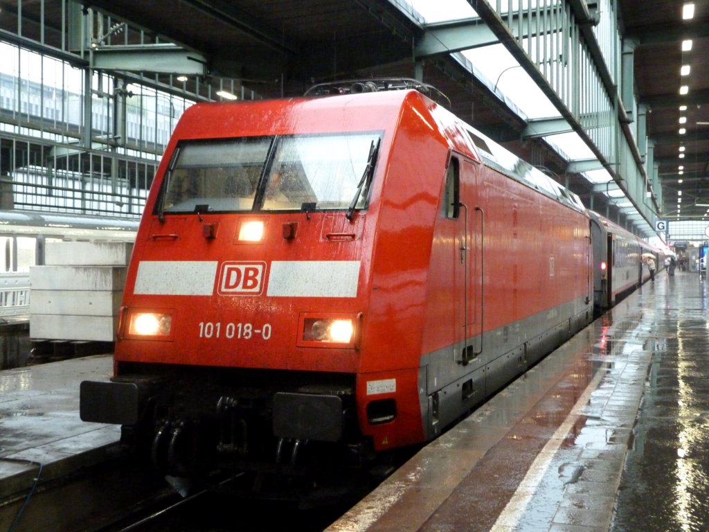 101 018 kommt am Nachmittag des 28.07.13 mit einem Verspteten EC in Stuttgart Hbf an. 
Die Lok prsentiert sich durch den kurzen aber sehr intensiven Regen sehr sauber!