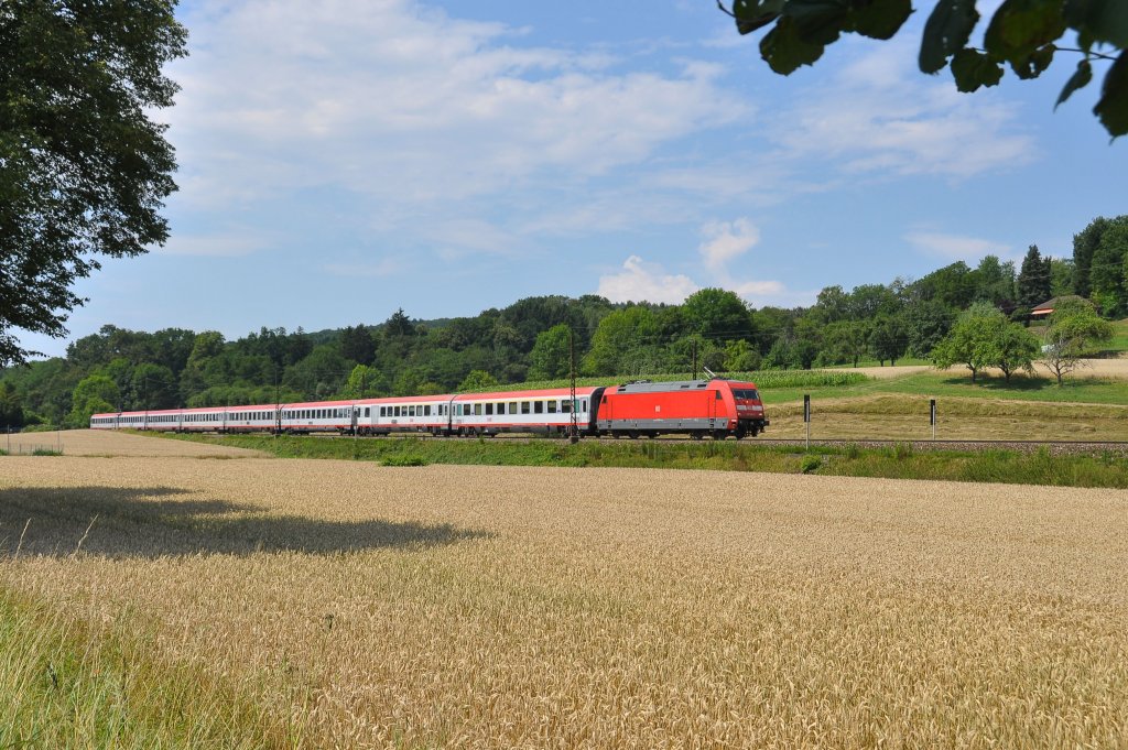 101 018 ist mit dem IC 119 nach Innsbruck HBF unterwegs auf der Filsbahn.Der Zug Eilt mit ca.+20 min. seinem nchsten Halt Gppingen entgegen bei Ebersbach(Fils)am 27.7.2013