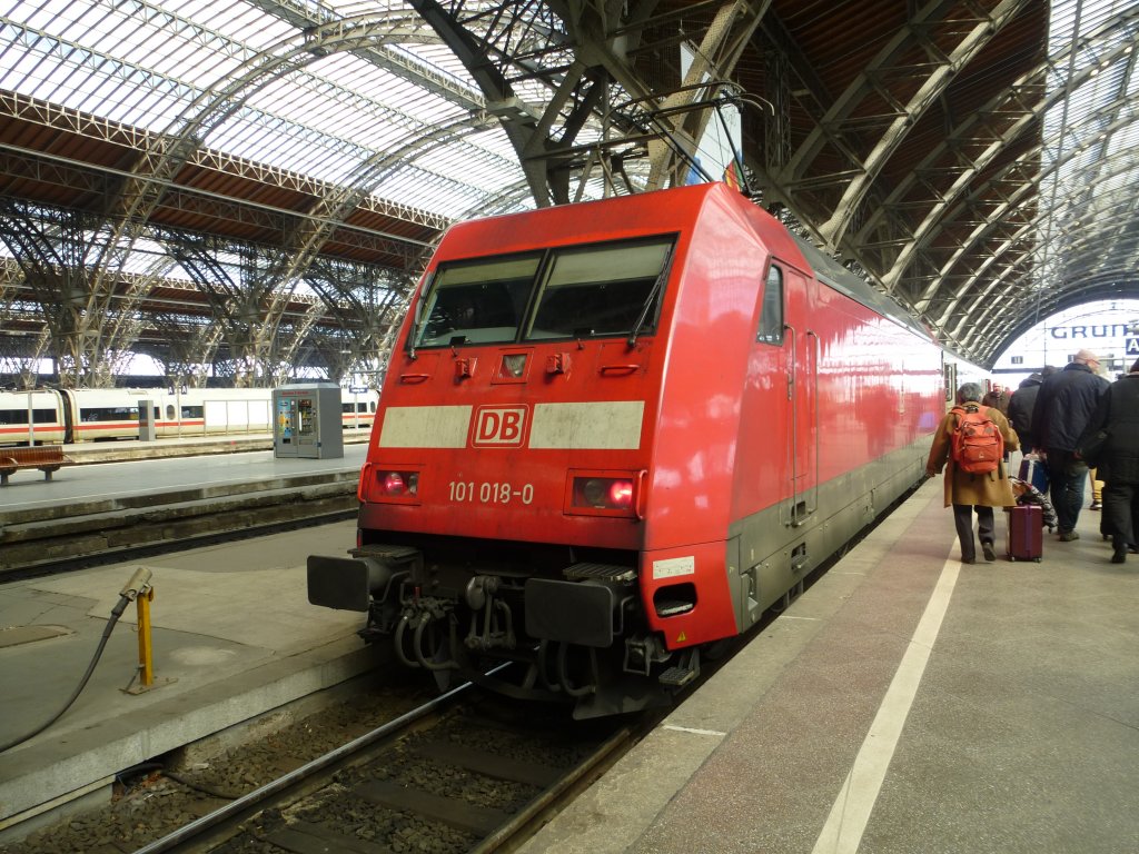 101 018 steht hier mit ihrem IC nach Dresden Hauptbahnhof im Leipziger Hbf. 1. April 2013.