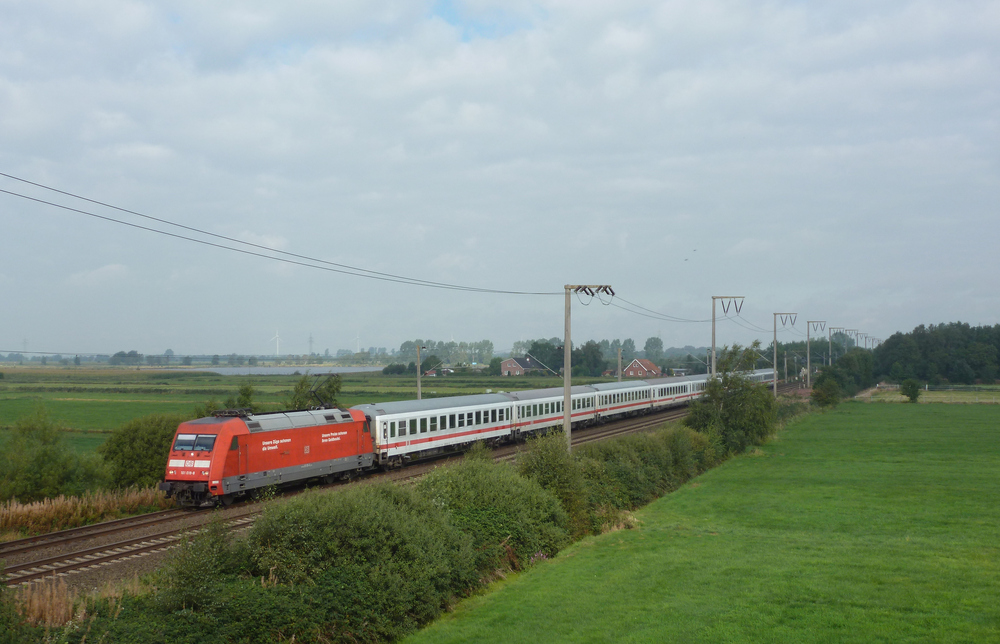 101 019-8 fuhr am 08.09.2012 mit dem IC 134 von Norddeich Mole nach Luxemburg, hier bei Veenhusen.