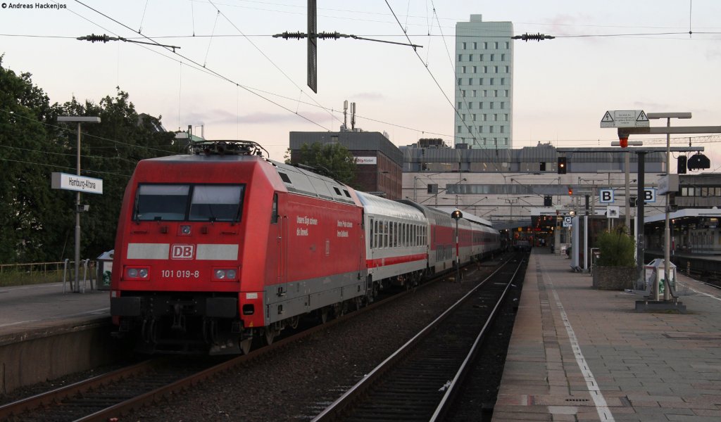 101 019-8 mit dem CNL 1287 (Hamburg Altona-M�nchen Ost) in Hamburg Altona 8.8.12