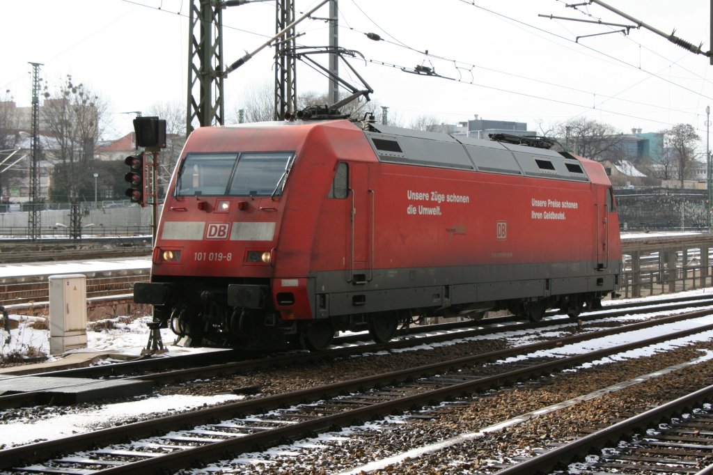101 019 beim rangieren in Dresden(Hbf.)08.03.10.