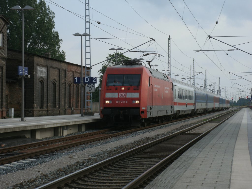 101 019 brachte den EC 378 Wien-Binz,am 28.Juli 2012,pnktlich nach Bergen/Rgen.