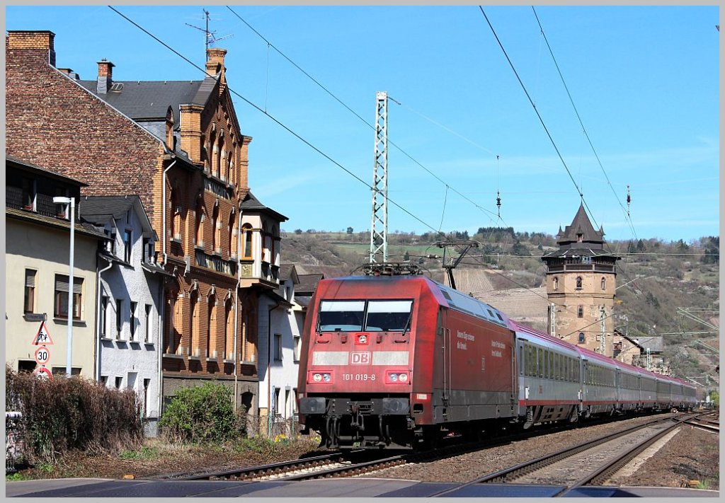 101 019 mit dem aus BB-Wagen gebildeten IC 119 (Mnster-Innsbruck) bei der Durchfahrt in Oberwesel an der linken Rheinstrecke. 1.4.12