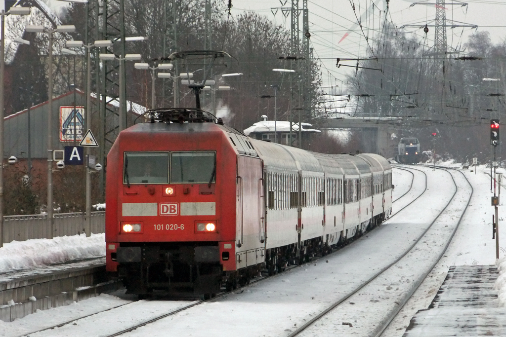 101 020-6 mit IC 132 nach Luxemburg bei der Einfahrt in Recklinghausen 27.12.2010