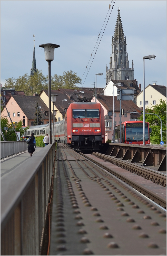 101 020-7 startet ihre Reise quer durch die Republik nach Hamburg. Konstanz im Mai 2013.