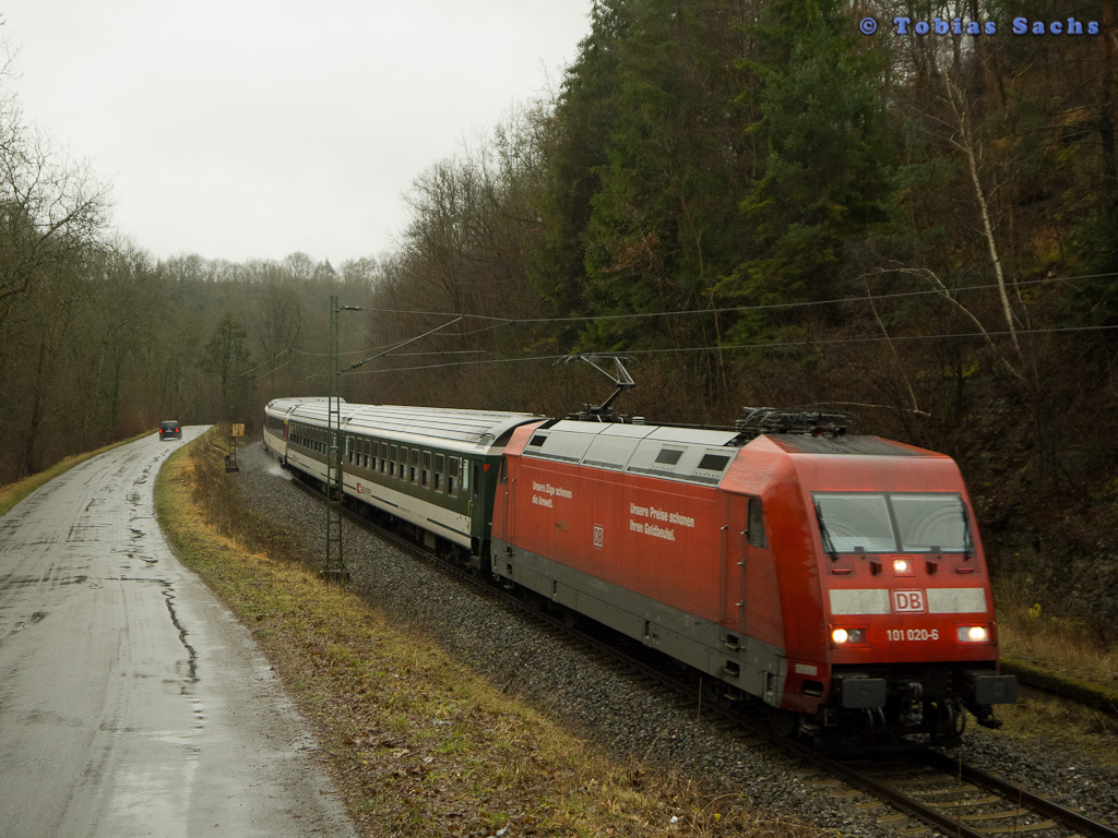 101 020 mit IC 282 nach Stuttgart Hbf nahe Rottweil am 10.12.11