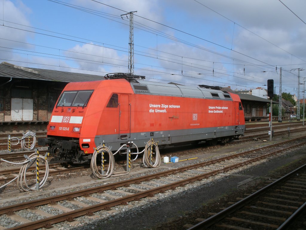101 020 bernahm,am 16.Juli 2011,den EC 379 von Binz nach Brno,von 115 114,ab Stralsund.Hier stand die Lok noch abgebgelt in Stralsund.