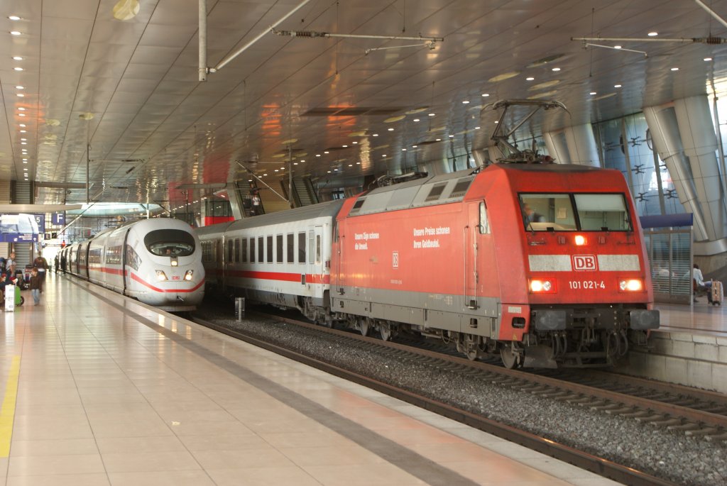 101 021-4 + 101 xxx-x steht mit einem IC neben einem ICE 3 in Frankfurt am Main Flughafen Fernbahnhof am 31.07.2010