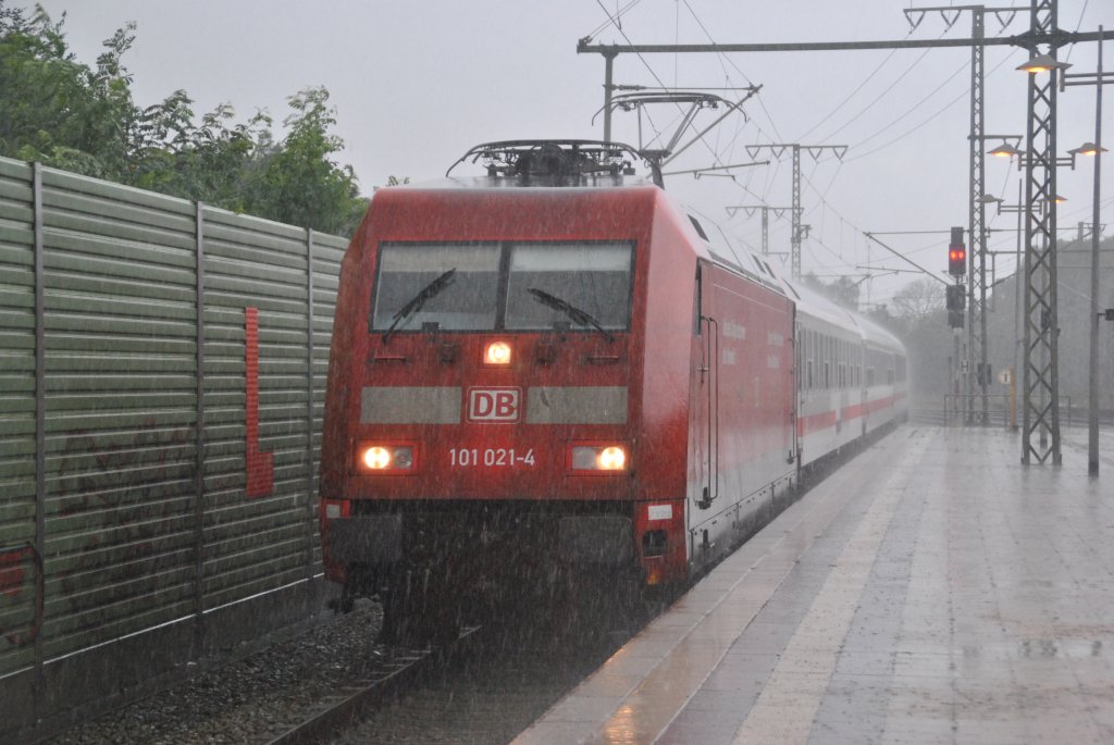 101 021-4 fhrt am 02.09.10,  bei strmenden Regen durch Lehrte Gleis 3, weil der Re nach Braunschweig das Gleis 2 blockiert hat (warscheinlich Strung am Triebfahrzeug)