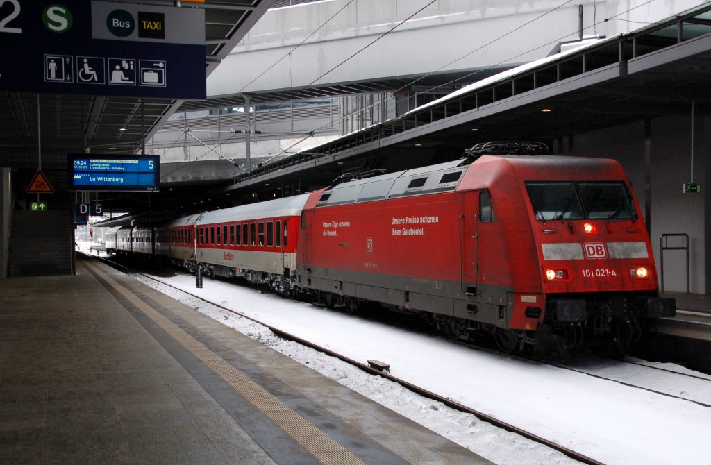 101 021 hat nun an das andere Zugende umgesetzt um den Leerpark in die Abstellgruppe zu bringen. Fotografiert am 30.01.10 im Sdkreuz.