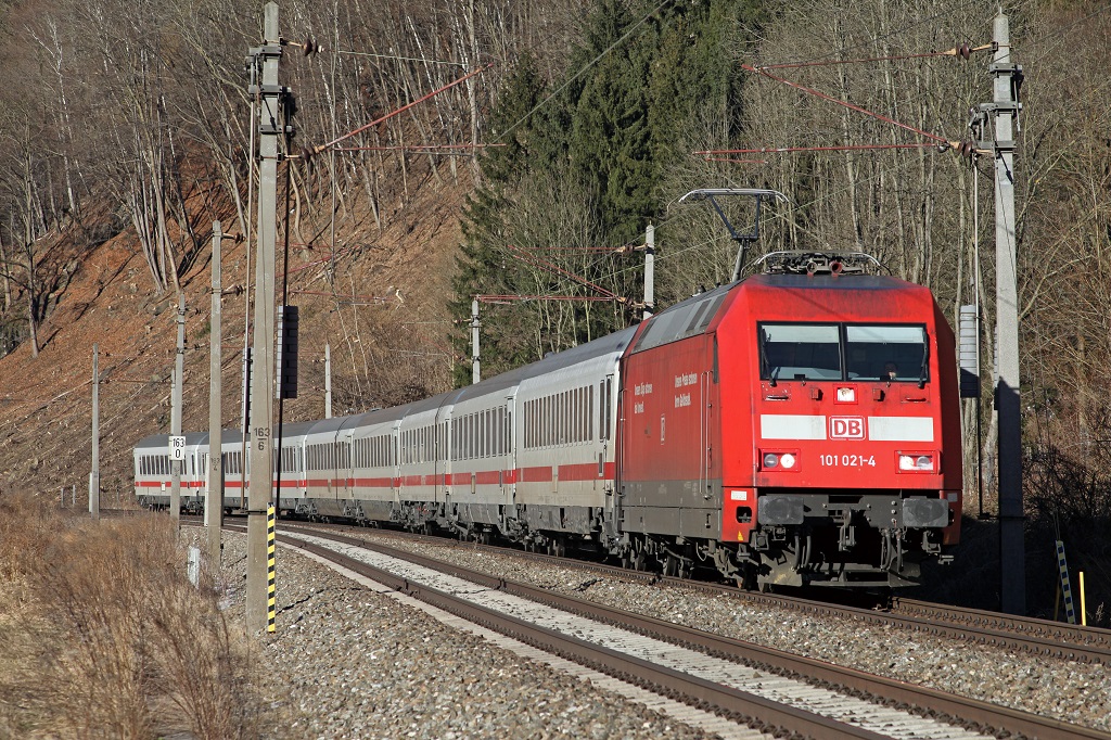 101 021 zieht am 3.03.2013 EC217 zwischen Bruck/Mur und Pernegg Richtung Sden.