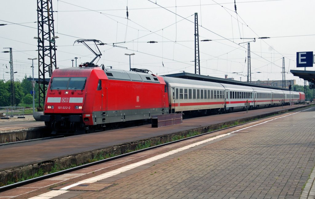 101 022 und 101 056 am Zugschluss stehen am 29.05.10 mit IC 2870 in Weimar.