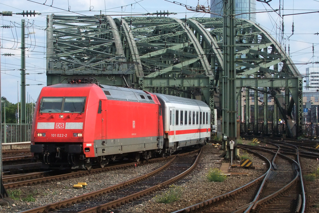 101 022-2 bei der Einfahrt in Kln 19.9.2010