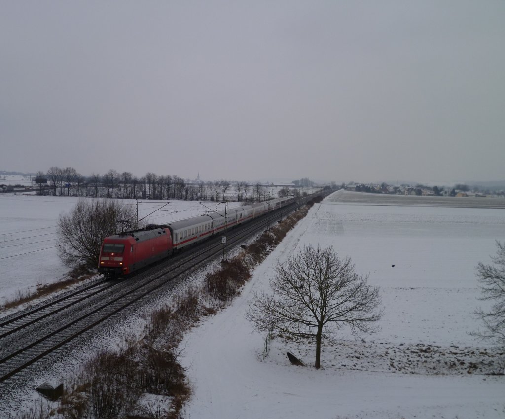 101 022-2 ist hier am 25.01.13 kurz vor Lichtenfels mit einem IC zusehen. Schublok ist 101 087-5.
