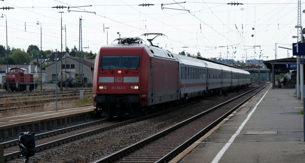 101 022-2 mit IC 2370 Konstanz nach Hannover Hbf in Villingen am 14.08.2011