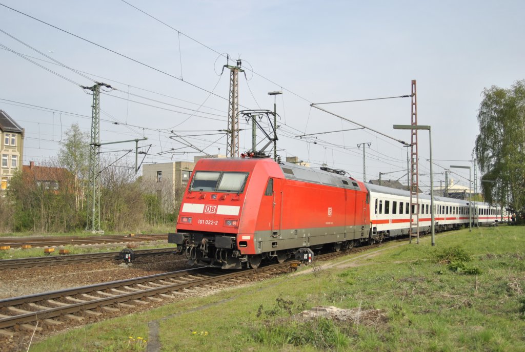 101 022-2, schiebt am 28.04.10 einen IC durch Lehrte.