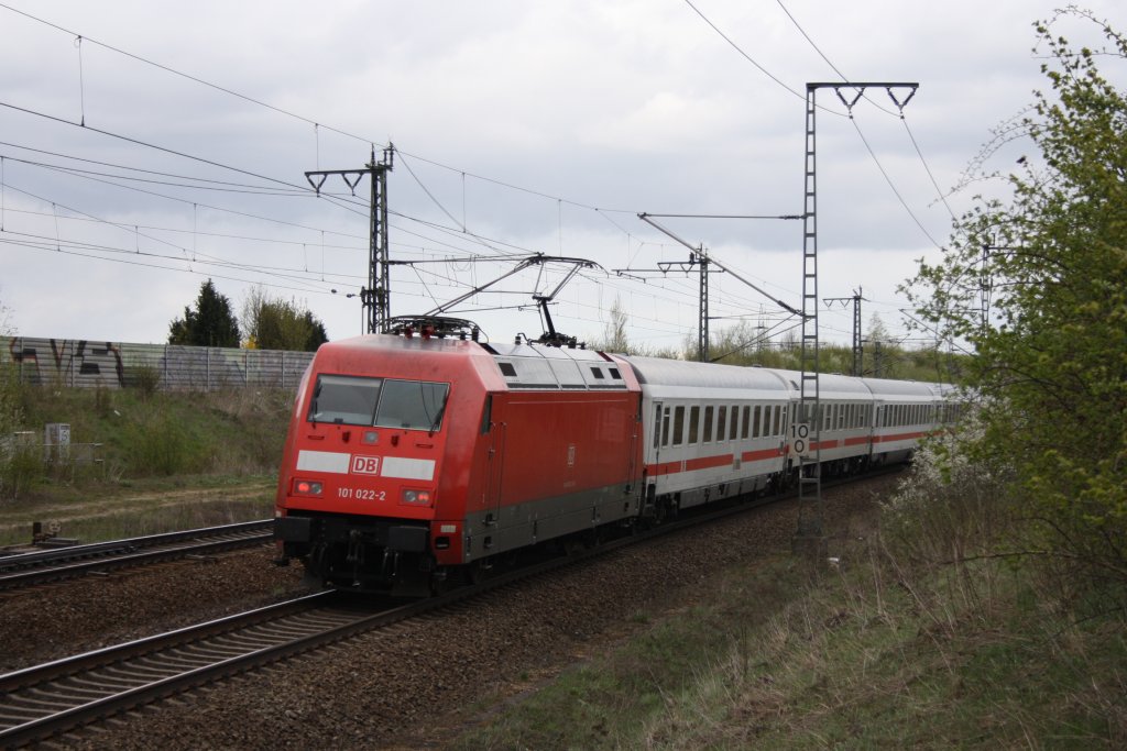 101 022 mit einem IC in Braunschweig Weddel am 21.04.2010 