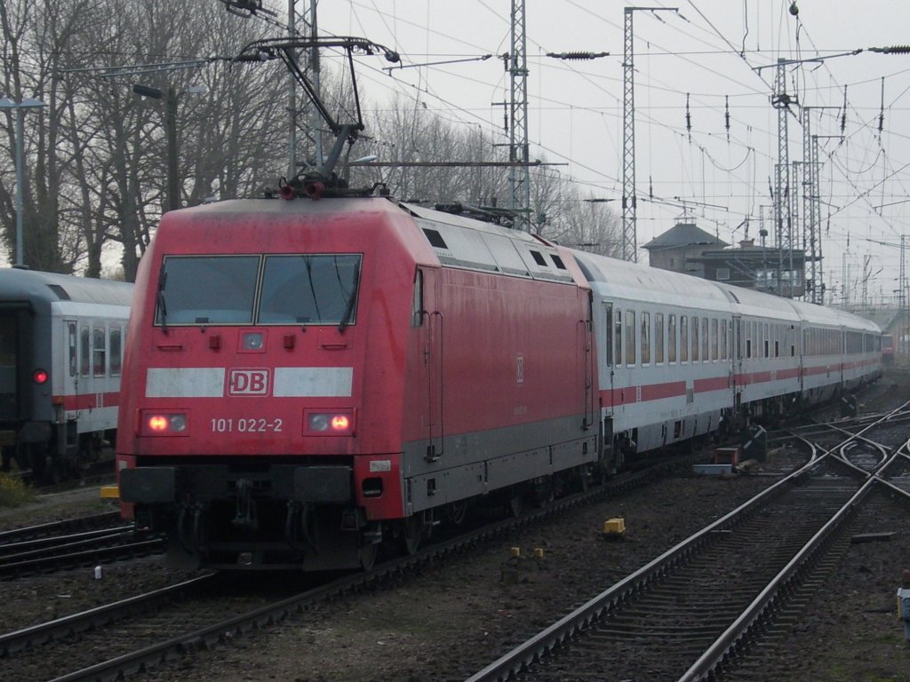 101 022 schob am 05.Dezember 2009 den IC 2356 Binz-Dsseldorf aus Stralsund  in Richtung Berlin.