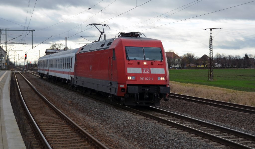 101 022 berfhrte am 15.12.11 zwei ICE-Kuppelwagen durch Niemberg Richtung Magdeburg.
