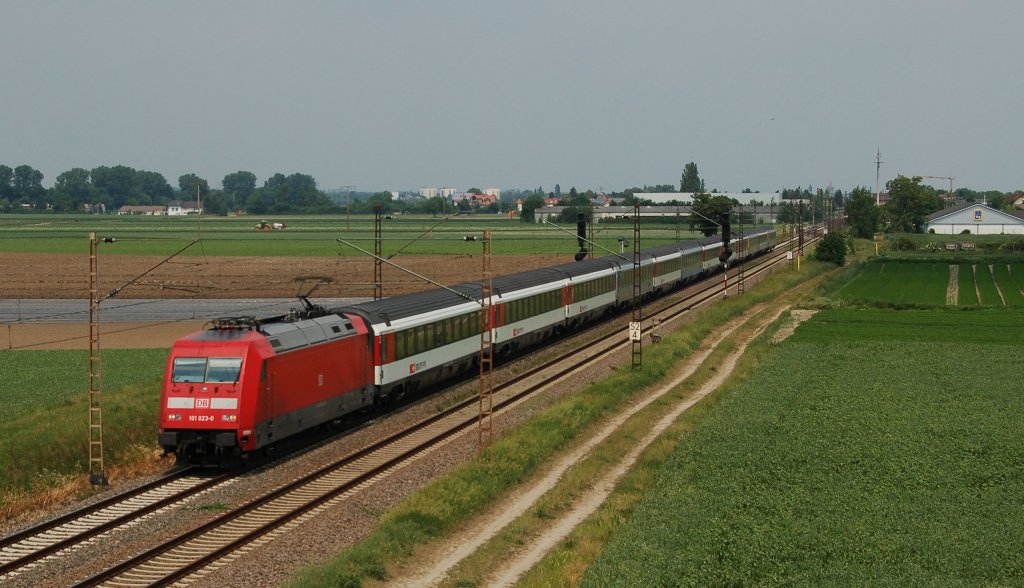 101 023-0 mit EC 101, Hamburg/Altona - Chur, in Bobenheim-Roxheim. Der nchste Halt Mannheim Hbf ist nicht mehr weit. 30.05.2012
