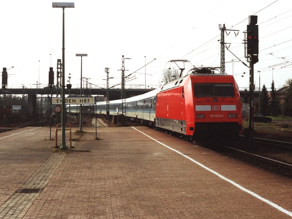 101 023-0 mit IR 2314 “Borkum” Aachen-Emden auf Emden Hauptbahnhof am 7-4-2001. Bild und scan: Date Jan de Vries.