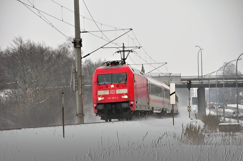 101 023 hat den Bf Stralsund verlassen und macht sich mit ihrem IC auf den Weg in Richtung Rostock - Hamburg, 20.01.2010
