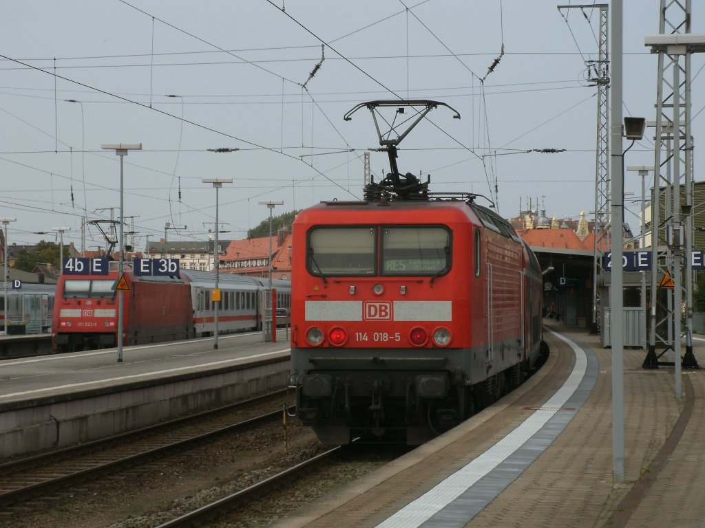 101 023 mit dem IC 2287 Binz-Hamburg wartete,am 03.September 2011,auf Anschlureisende die der RE 18508 aus Falkenberg,geschoben von 114 018,nach Stralsund brachte.