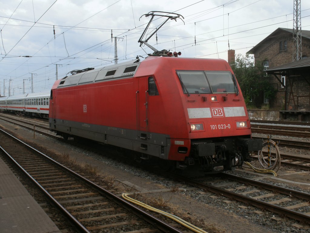 101 023,am 23.Juli 2012,im Stralsunder Hbf.