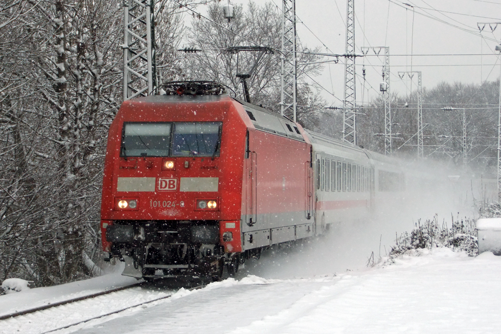 101 024-8 bei der Durchfahrt in Kln-West 18.12.2010