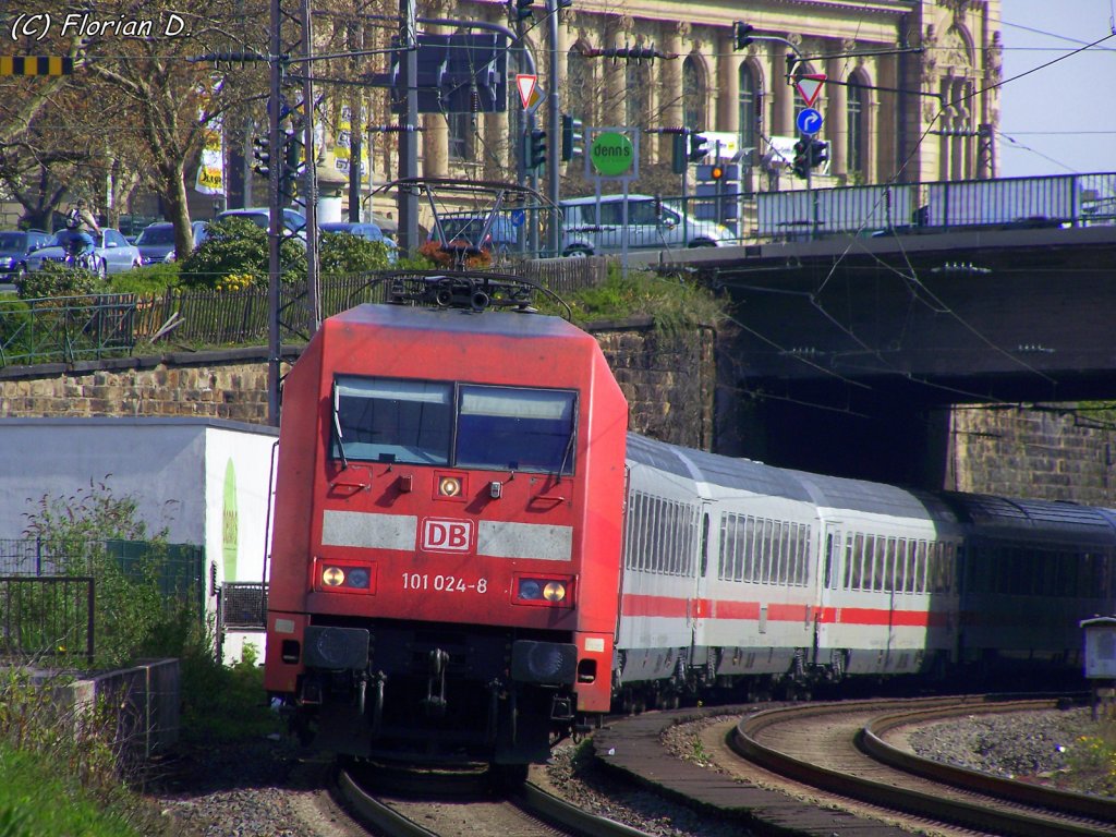 101 024-8 legt sich mit IC 2023 in WUppertal-Steinbeck in die Kurve. 24.04.2010