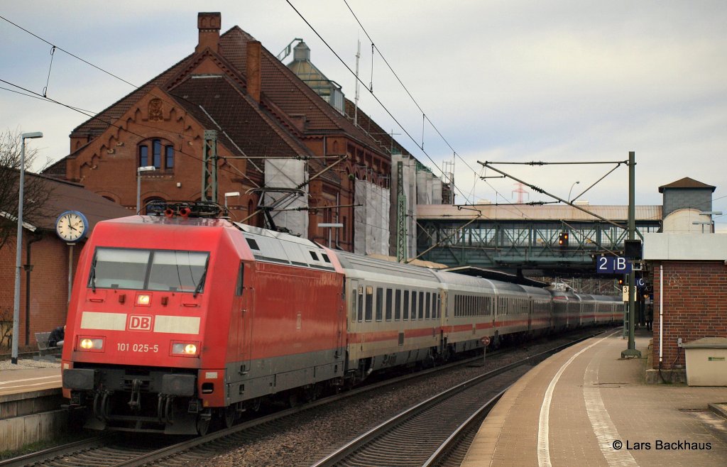 101 025-5 bei der Einfahrt mit IC 2029 nach Nrnberg Hbf am 12.02.11 in Hamburg-Harburg auf Gleis 3.