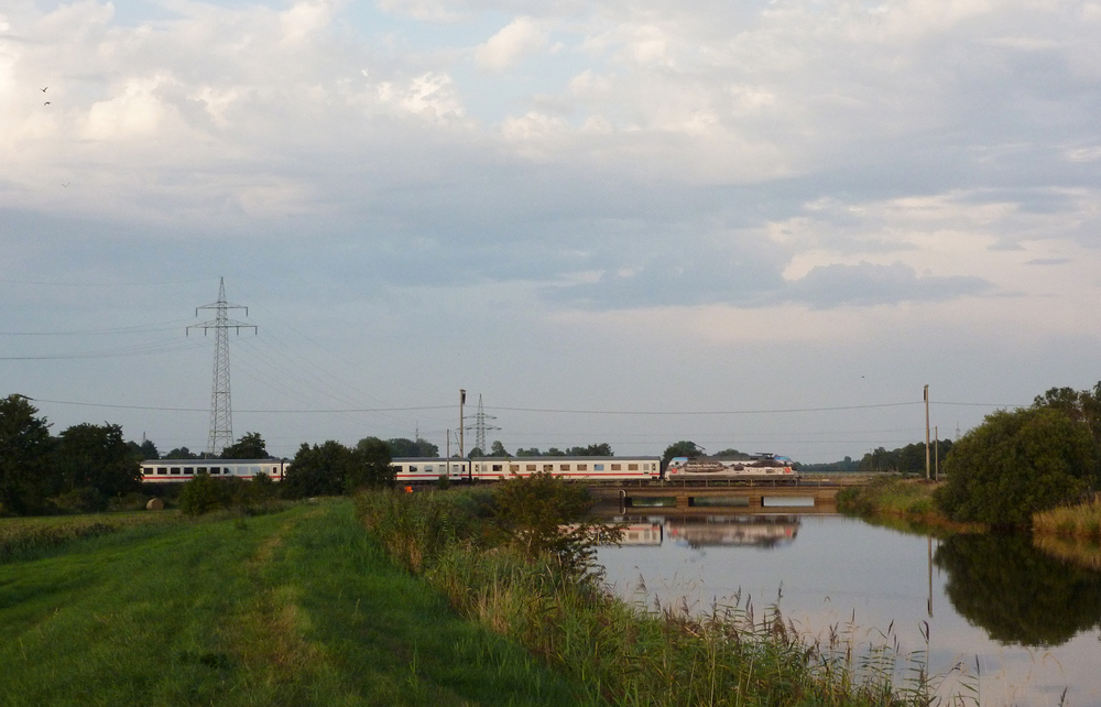 101 025-5 fuhr am 19.08.2012 mit dem IC 2036 von Leipzig nach Emden, hier bei Neermoor.