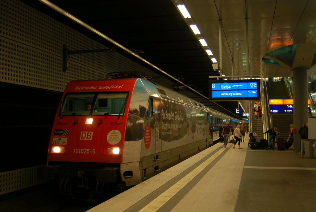 101 025-5 mit EC 176, Brno hl. n. - Hamburg Altona, wartet in Berlin Hbf auf Abfahrt. 07.08.2012