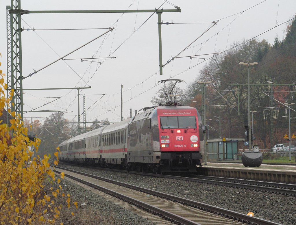 101 025-5  Sdafrika  zieht am 11. November 2012 IC 2208 durch Kronach.