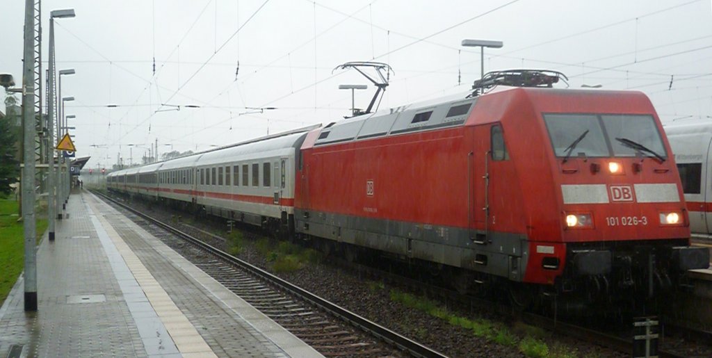 101 026-3 bei strömenden Regen am 18.09.11 vor dem IC 2157 von Frankfurt/M. Flughafen Fernbf. nach Leipzig Hbf beim Halt in Naumburg/S. Hbf