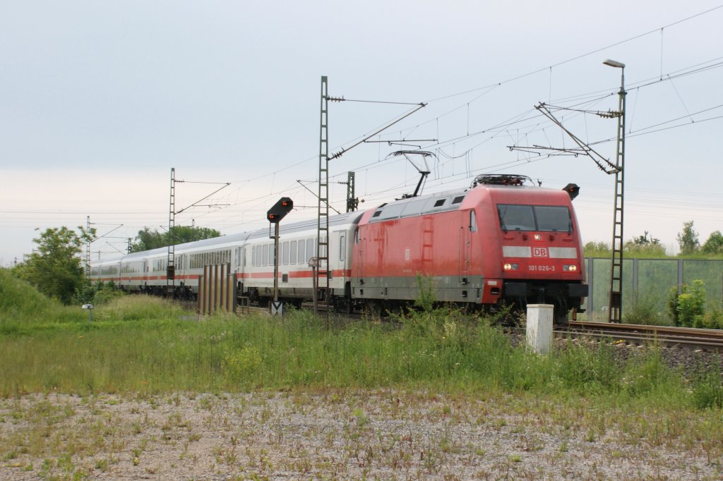101 026-3 mit einen unbekannten IC Richtung Wrzburg bei Iphofen am 10.06.2010