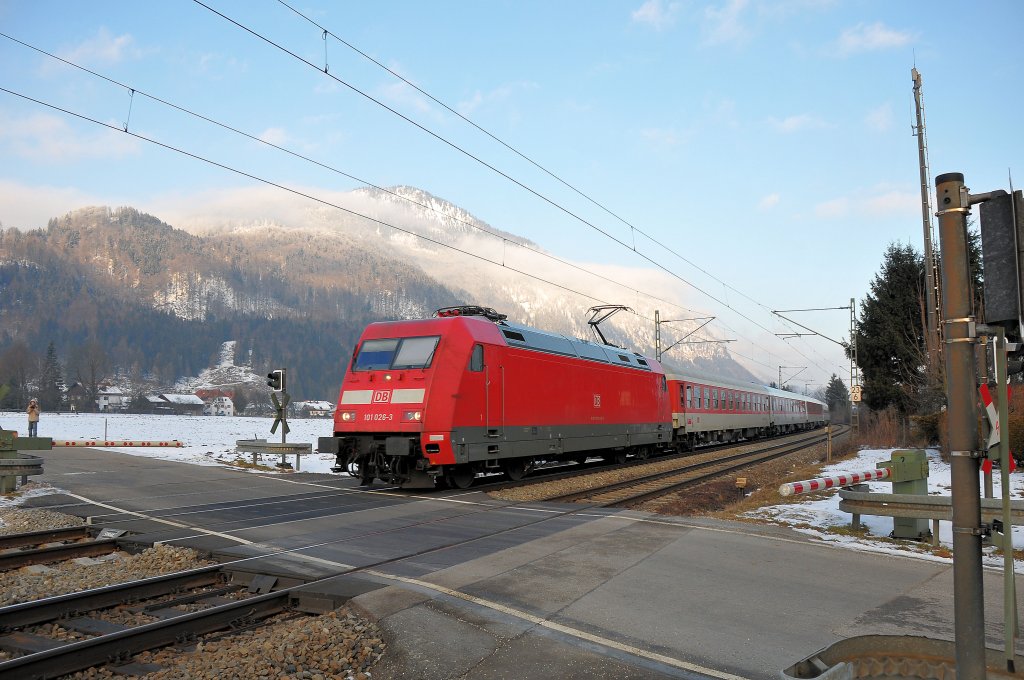 101 026 am 23.01.10 mit einem Skizug gen S�den am B� Reisach