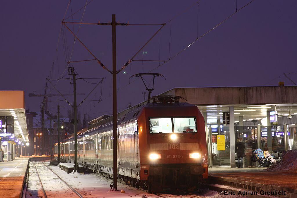 101 026 am 27.12.2010 mit dem IC28xx nach Kln HBF in Hannover HBF.