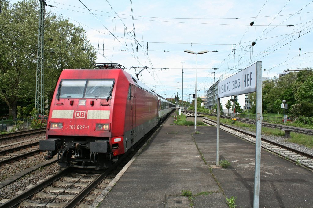101 027-1 mit dem EC 9 am 09.05.13 bei der Einfahrt in den Hauptbahnhof von Freiburg im Breisgau.
