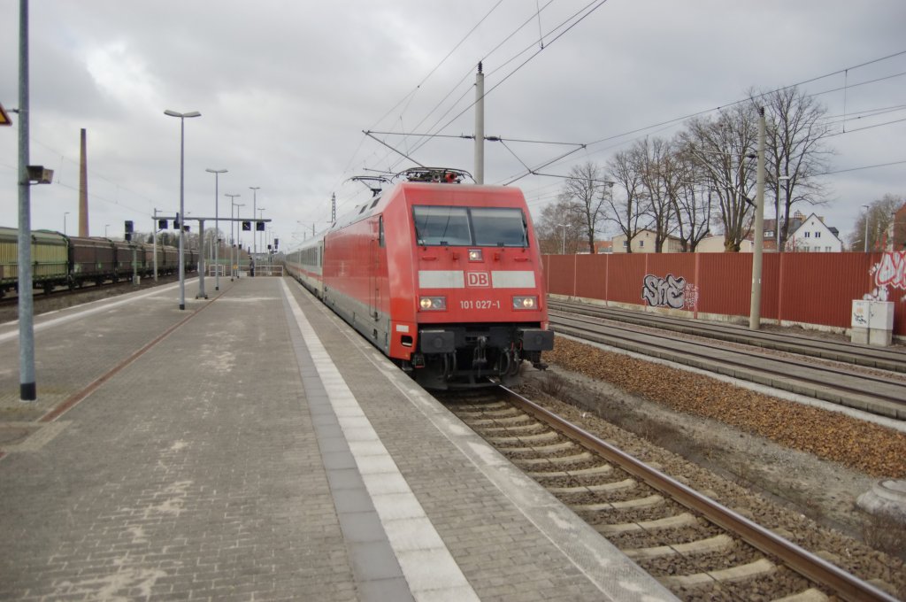 101 027-1 mit einem IC in Richtung Berlin. Mit einer auerplanmigen durchfahrt durch den Bahnhof Rathenow. 02.03.2010 